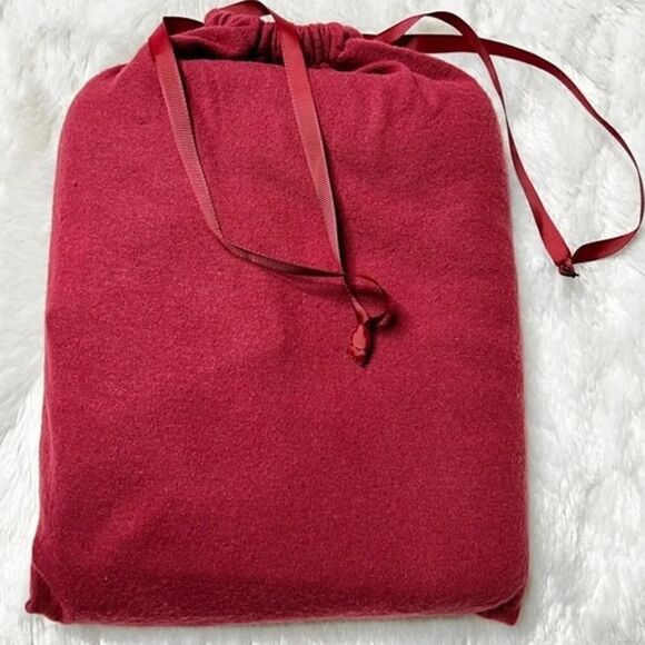 SHORT STORIES Travel Blanket - Ruby Wine - Picture 2 of 9